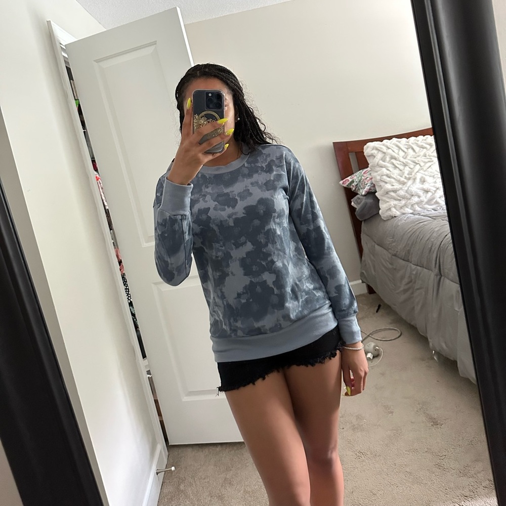Women’s blue Mondetta sweatshirt